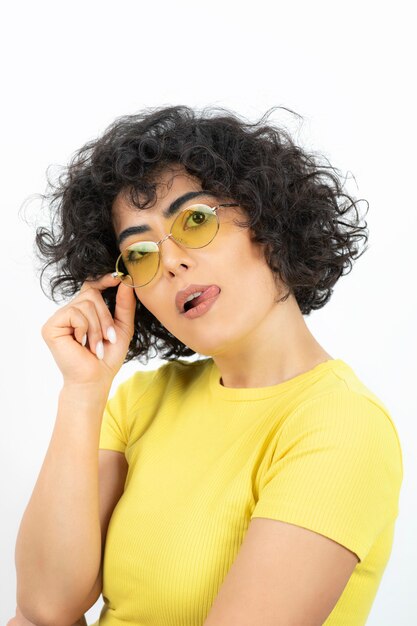 Portrait de jeune femme en jaune portant des lunettes