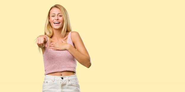 Portrait de jeune femme jolie blonde criant, riant et se moquant d&#39;un autre