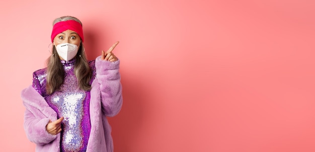 Photo portrait d'une jeune femme avec un jouet en peluche sur fond jaune