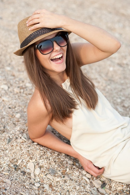 Portrait de jeune femme joyeuse au chapeau