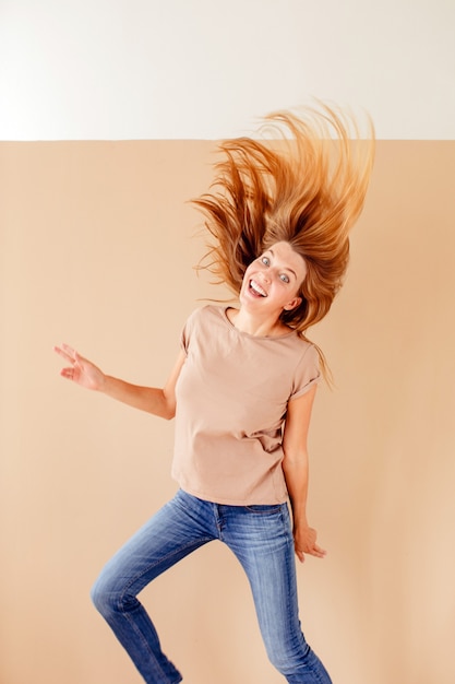 Portrait d'une jeune femme joyeuse sautant