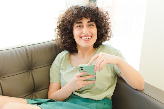 Portrait de jeune femme joyeuse