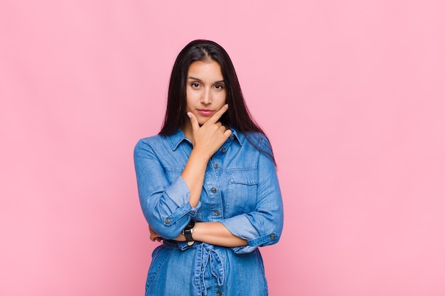 Portrait de jeune femme joyeuse