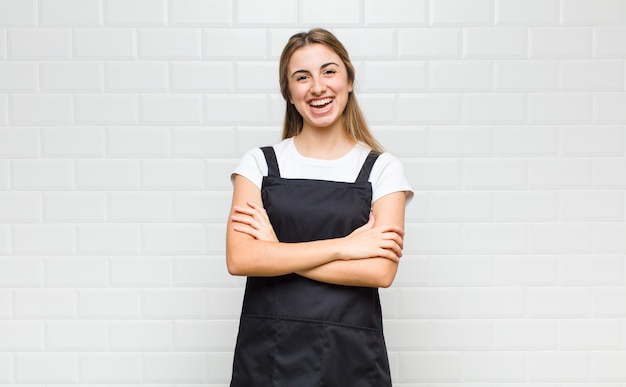 Portrait de jeune femme joyeuse