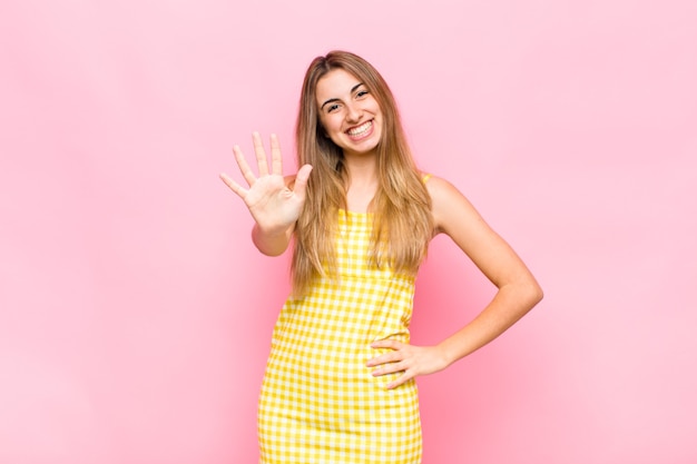 Portrait de jeune femme joyeuse