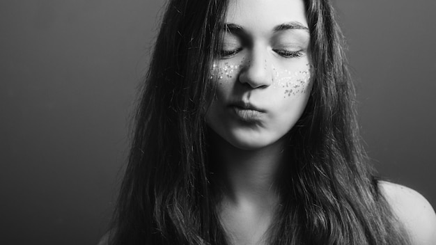 Portrait de jeune femme Laissez-moi penser Incertitude Photo noir et blanc Copier l'espace