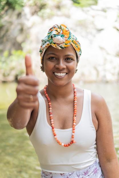 Portrait d'une jeune femme latina portant des vêtements traditionnels