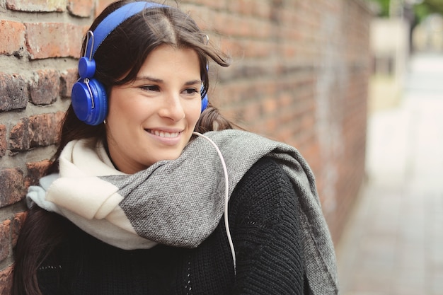 Portrait de jeune femme latine avec un casque bleu