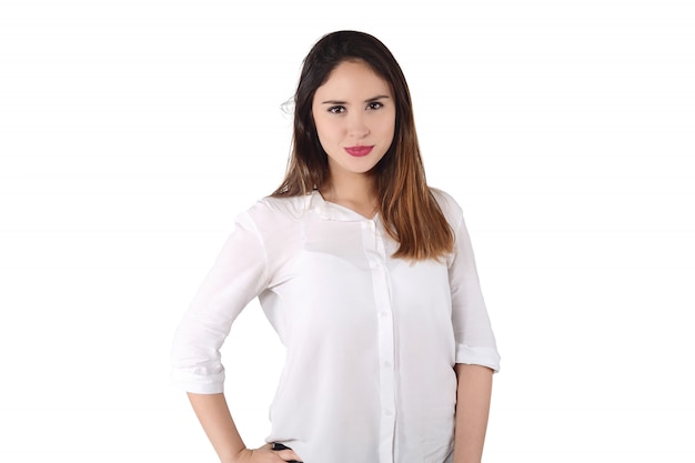 Portrait de jeune femme latine dans un studio.