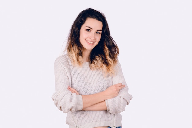 Portrait de jeune femme latine dans un studio.