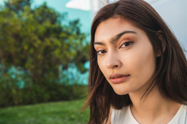 Portrait de jeune femme latine.