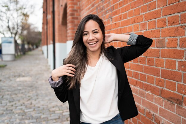 Portrait de jeune femme latine.