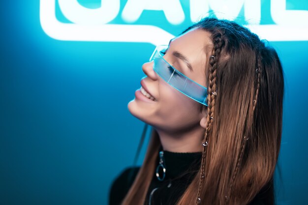 Portrait d'une jeune femme à lunettes néon.