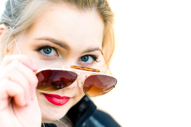 Portrait d'une jeune femme à lunettes de soleil, faible profondeur de champ