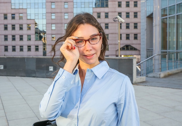 Portrait d'une jeune femme avec des lunettes