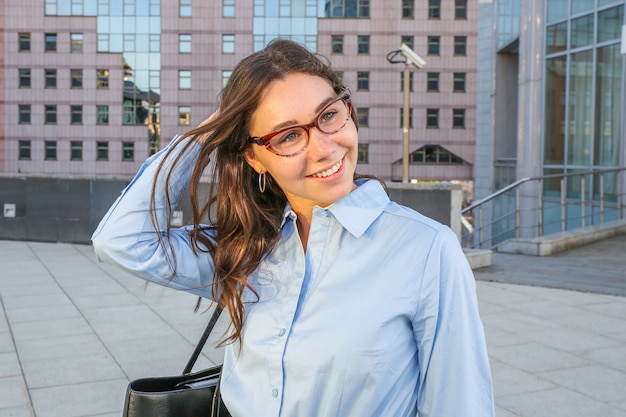 Portrait d'une jeune femme avec des lunettes