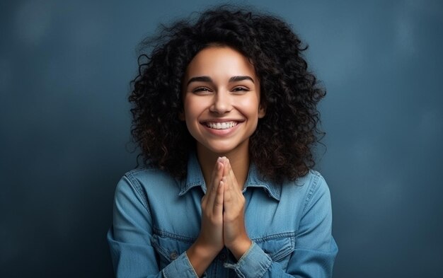 Portrait d'une jeune femme avec les mains croisées suppliant