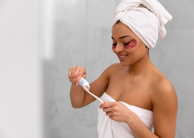 Portrait de jeune femme à la maison ayant une routine de beauté