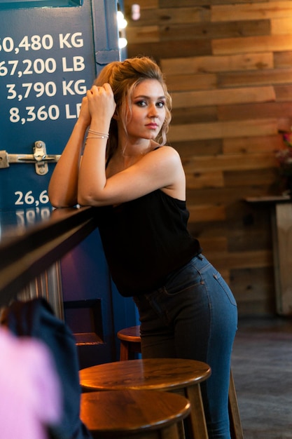 Photo portrait d'une jeune femme à la maison