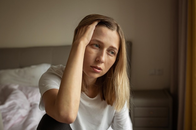 Portrait d'une jeune femme à la maison