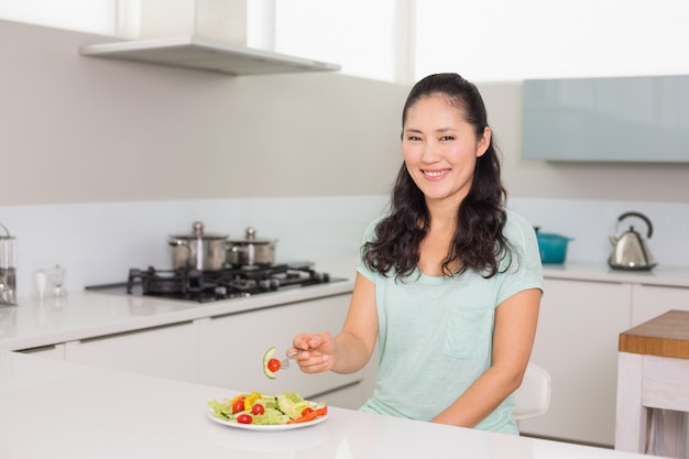 Portrait, de, a, jeune femme, manger, salade, dans, cuisine