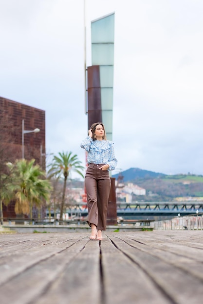 Portrait de jeune femme marchant dans un parc dans la chemise bleue de concept de mode de vie de la ville