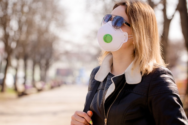 Portrait d'une jeune femme avec un masque de protection