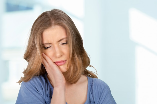 Portrait de jeune femme avec maux de dents