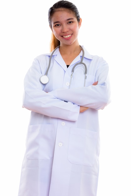 Portrait de jeune femme médecin asiatique sur blanc