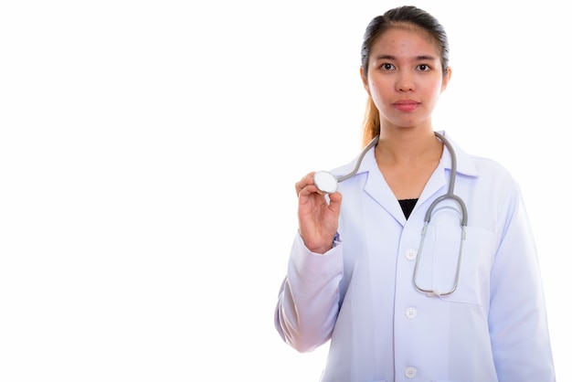 Portrait de jeune femme médecin asiatique sur blanc