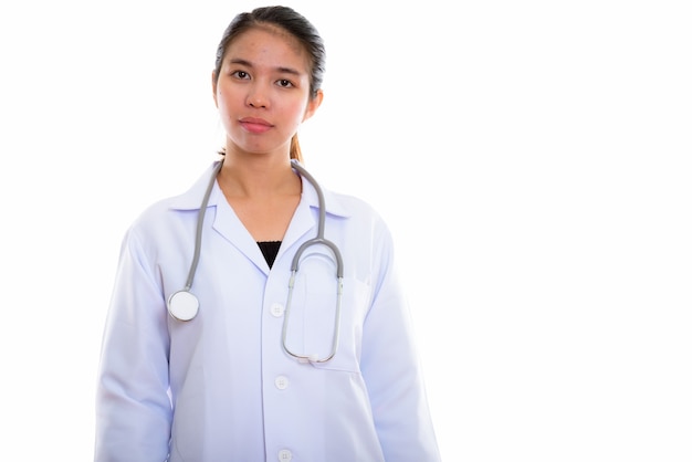 Portrait de jeune femme médecin asiatique sur blanc