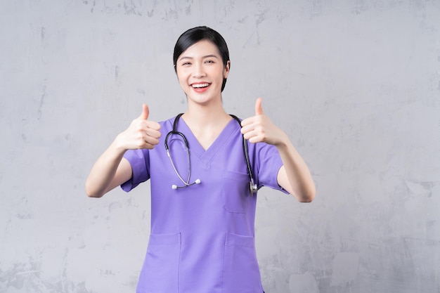 Portrait de jeune femme médecin asiatique