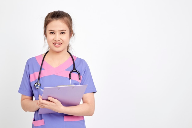 Portrait de jeune femme médecin asiatique