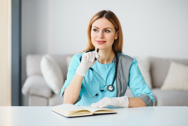 Portrait de jeune femme médecin au travail