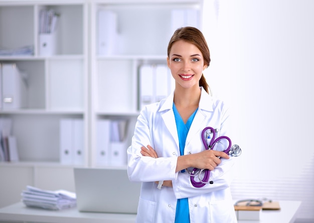 Portrait de jeune femme médecin avec blouse blanche debout à l'hôpital