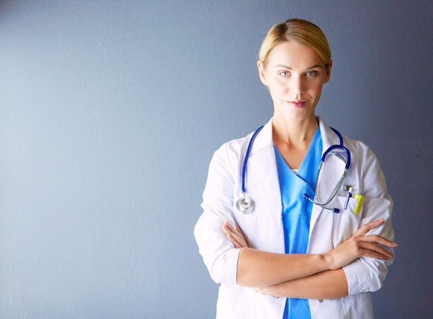 Portrait de jeune femme médecin avec blouse blanche debout à l'hôpital