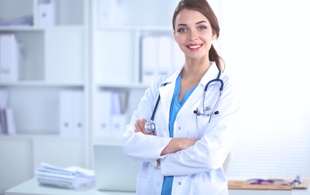 Portrait de jeune femme médecin avec blouse blanche debout à l'hôpital