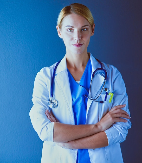 Portrait de jeune femme médecin avec blouse blanche debout à l'hôpital