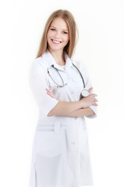 Portrait de jeune femme médecin avec blouse blanche debout à l'hôpital