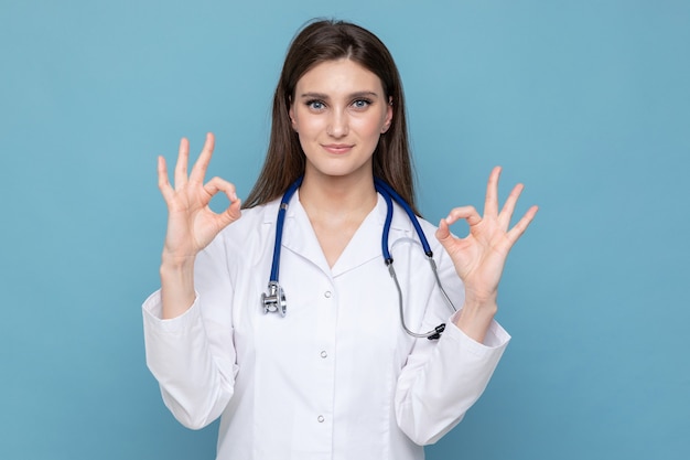 Portrait d'une jeune femme médecin avec de bonnes nouvelles