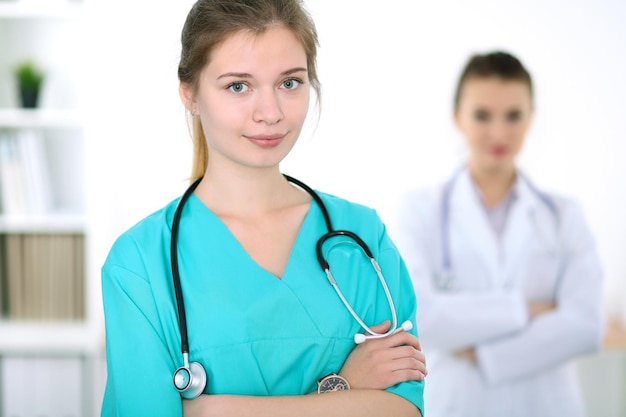 Portrait de jeune femme médecin chirurgien dans un hôpital.