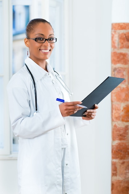 Portrait de jeune femme médecin en clinique