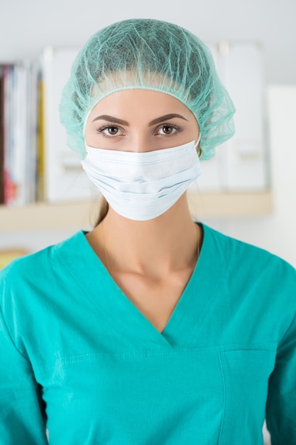 Portrait de jeune femme médecin avec masque