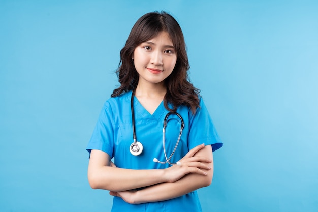 Portrait de jeune femme médecin souriant joyeusement