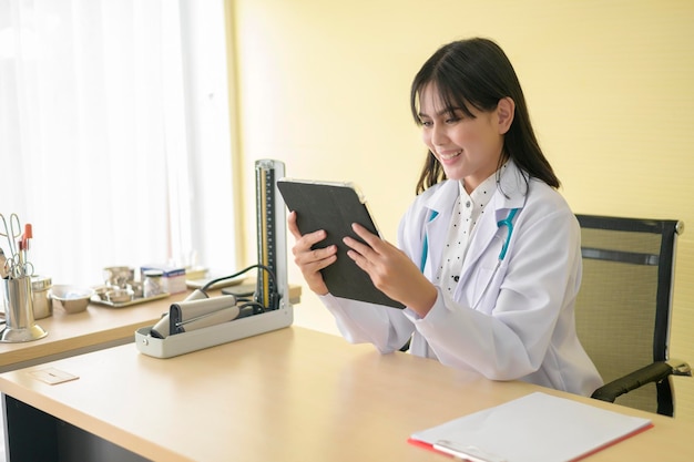 Portrait de jeune femme médecin avec stéthoscope travaillant à l'hôpital concept de soins médicaux et de santé