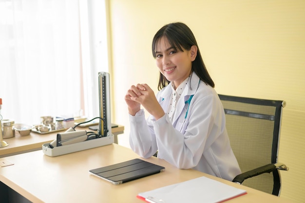 Portrait de jeune femme médecin avec stéthoscope travaillant à l'hôpital concept de soins médicaux et de santé