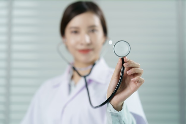 Portrait d'une jeune femme médecin avec stéthoscope en uniforme.