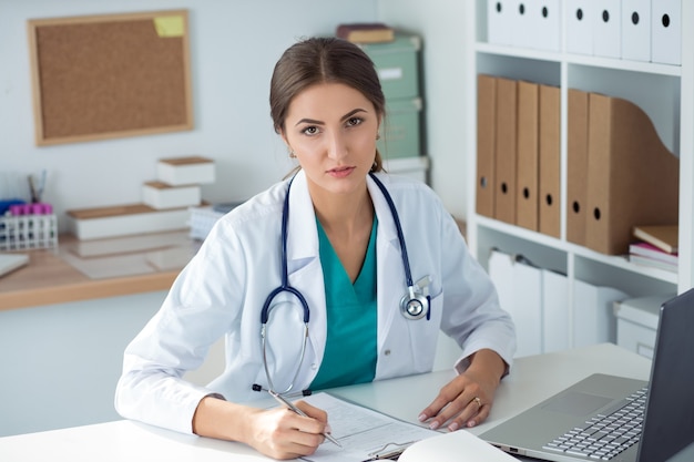 Portrait de jeune femme médecin