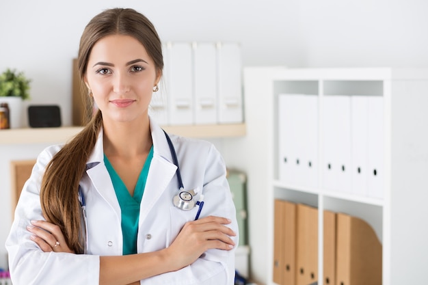 Portrait de jeune femme médecin