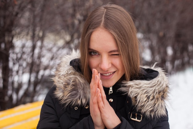 Portrait de jeune femme mignonne en hiver debout en plein air